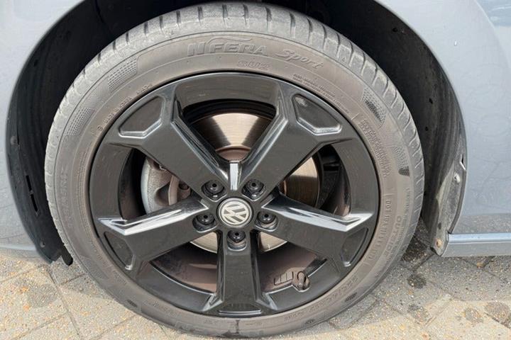 Grå VW Golf VIII fra 2023