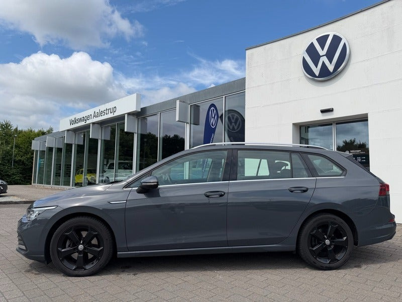 Grå VW Golf VIII fra 2023