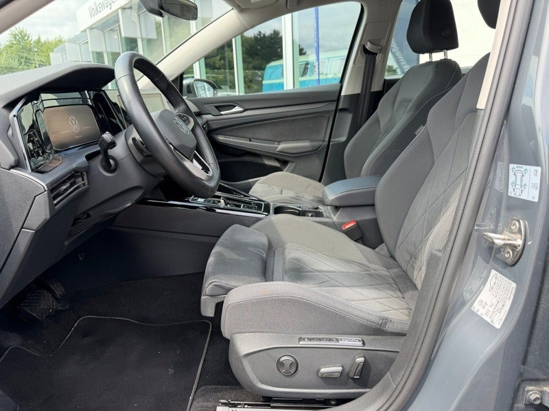 Grå VW Golf VIII fra 2023