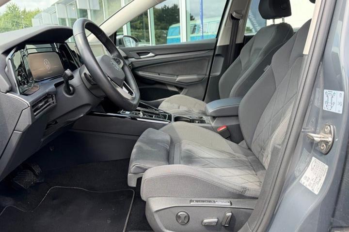 Grå VW Golf VIII fra 2023