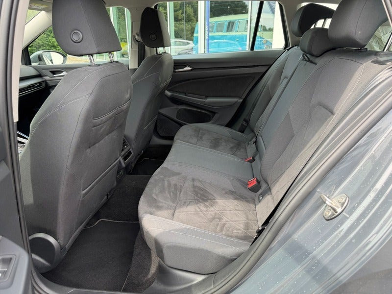 Grå VW Golf VIII fra 2023