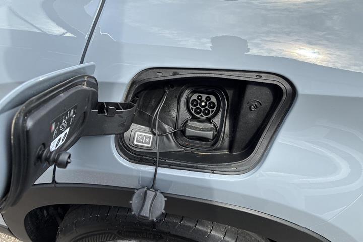 Grå Jeep Avenger fra 2025