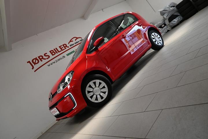 Rød VW E-UP! fra 2021 set udefra