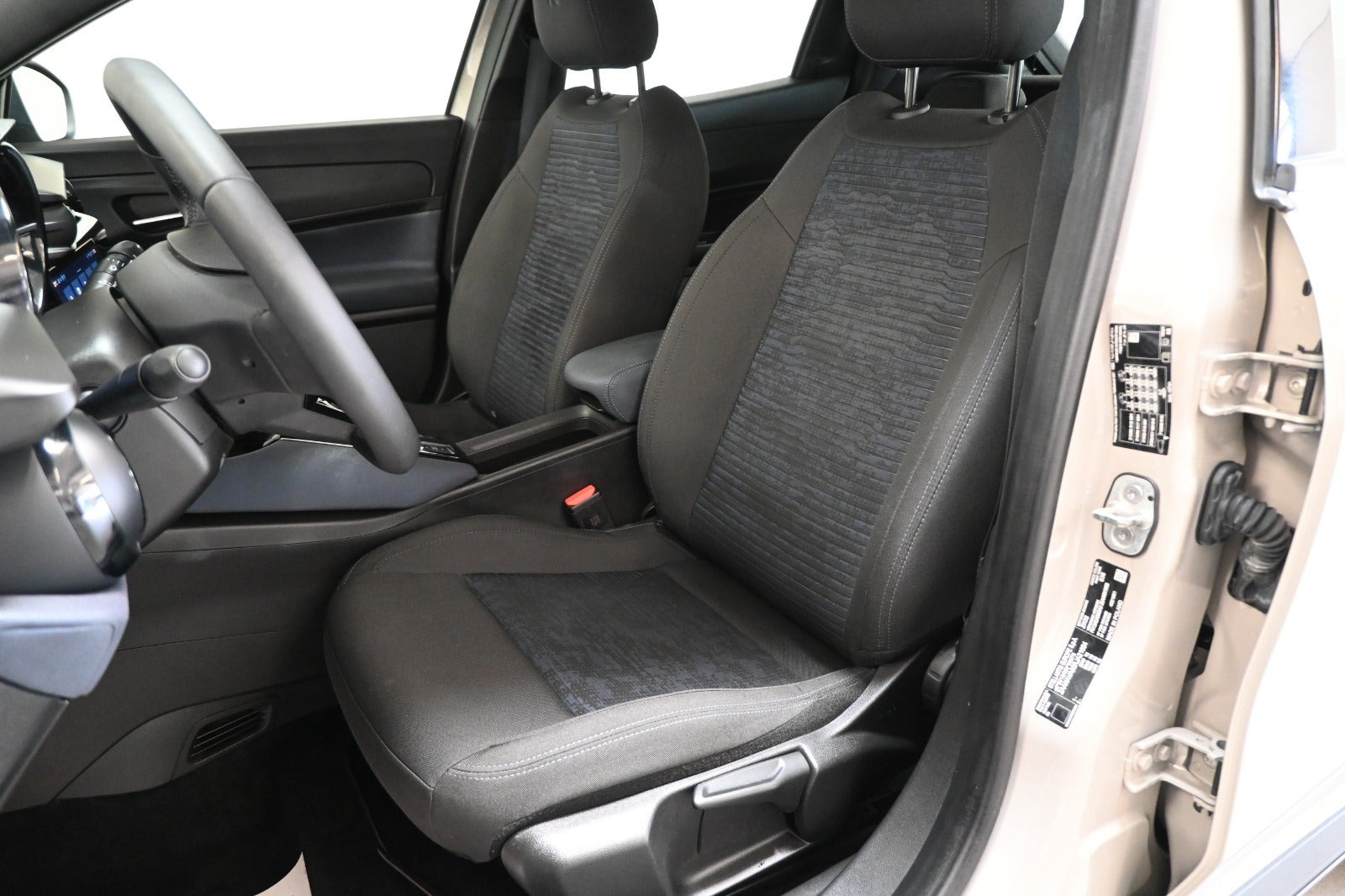 Beige Alfa Romeo Junior fra 2024