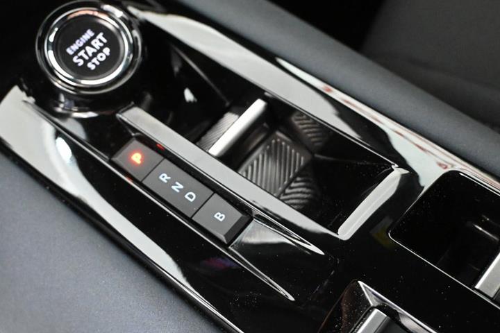 Blå Alfa Romeo Junior fra 2025