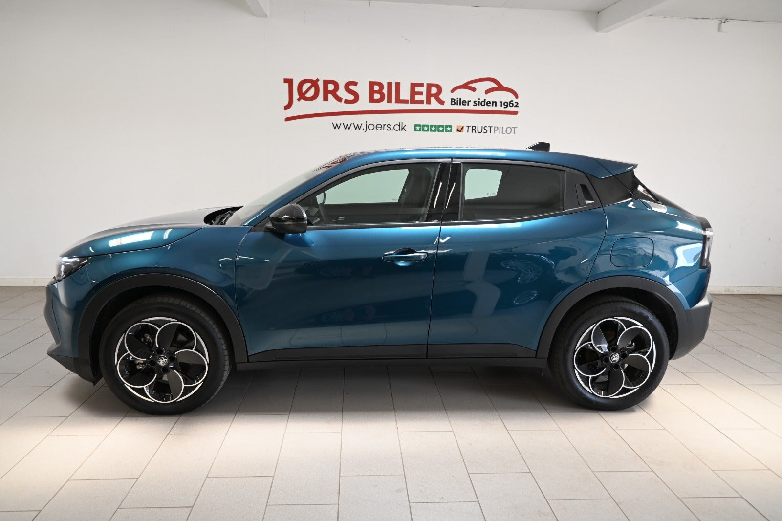 Blå Alfa Romeo Junior fra 2024