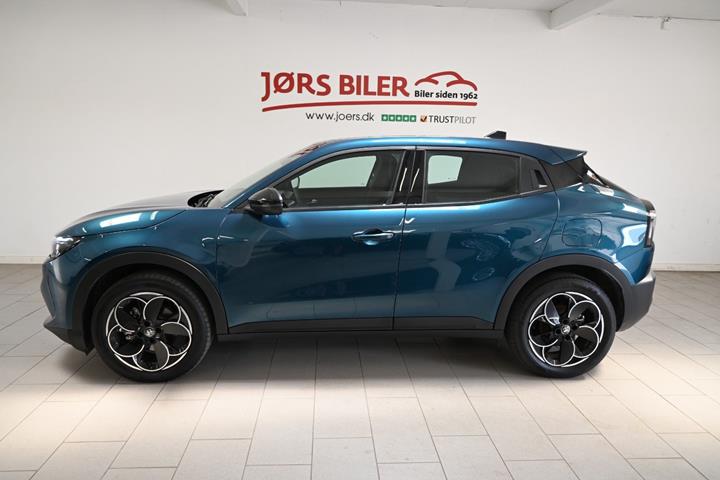 Blå Alfa Romeo Junior fra 2024