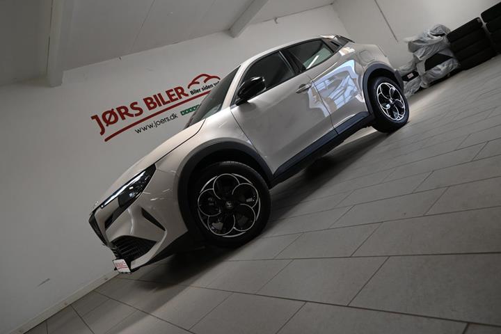 Beige Alfa Romeo Junior fra 2024