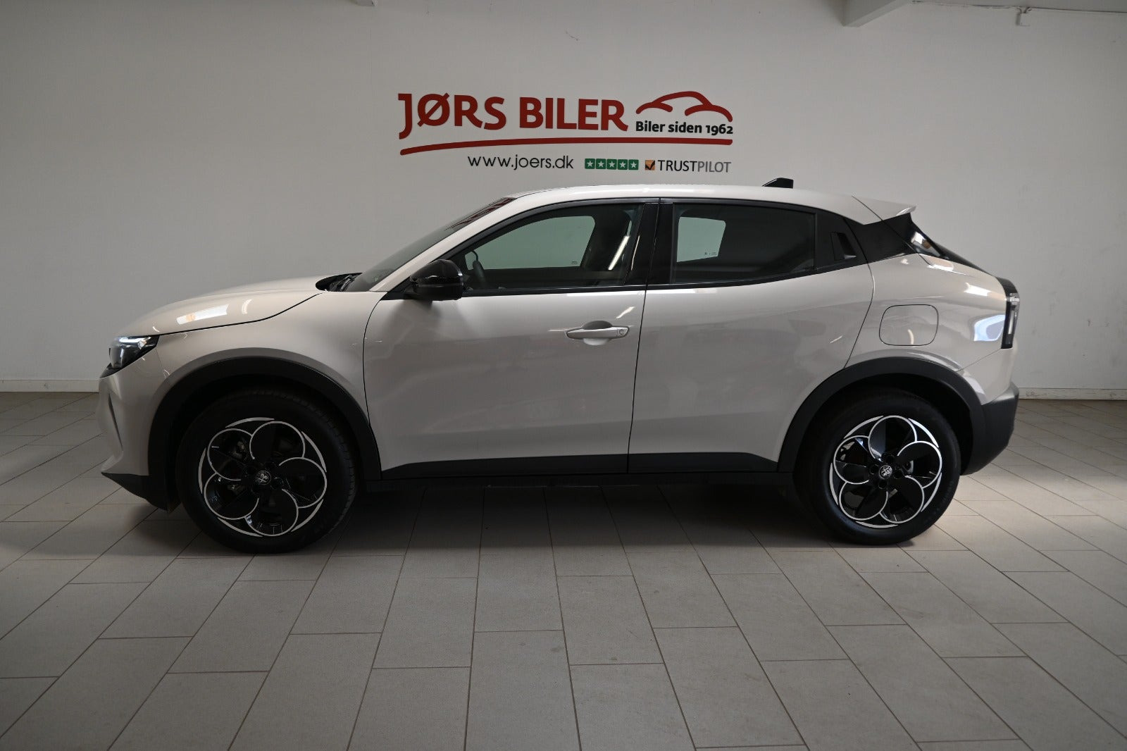 Beige Alfa Romeo Junior fra 2024