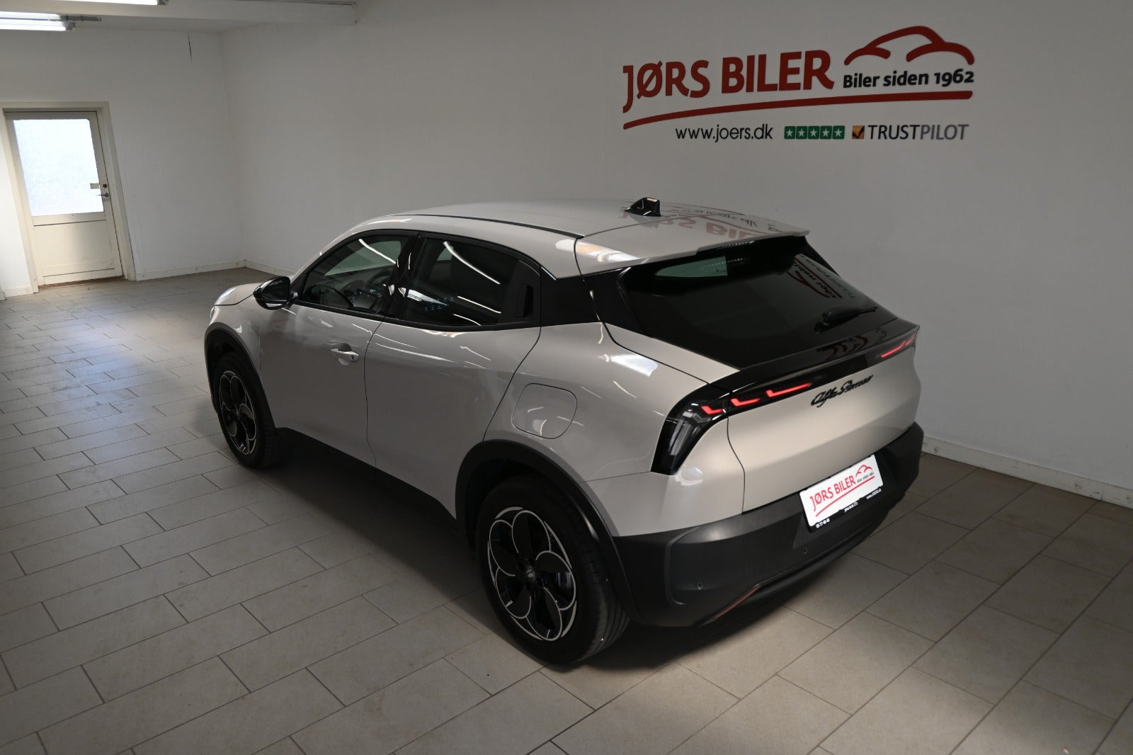 Beige Alfa Romeo Junior fra 2024