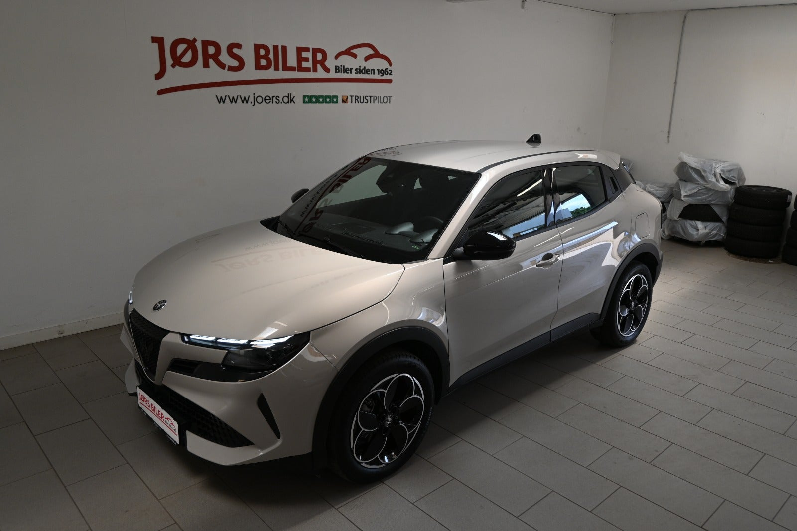 Beige Alfa Romeo Junior fra 2024
