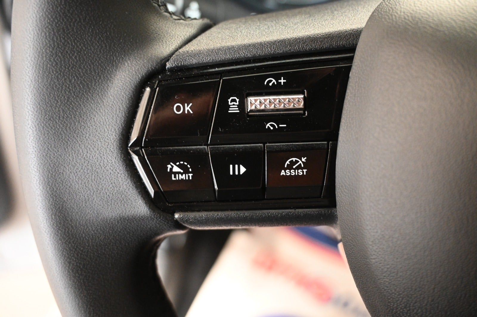Beige Alfa Romeo Junior fra 2024
