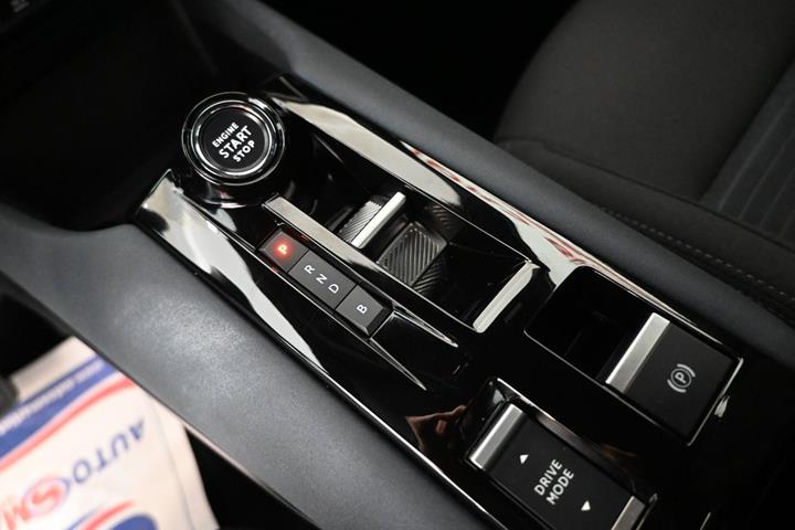 Beige Alfa Romeo Junior fra 2024