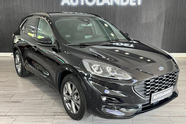 Sort Ford Kuga fra 2020 set udefra