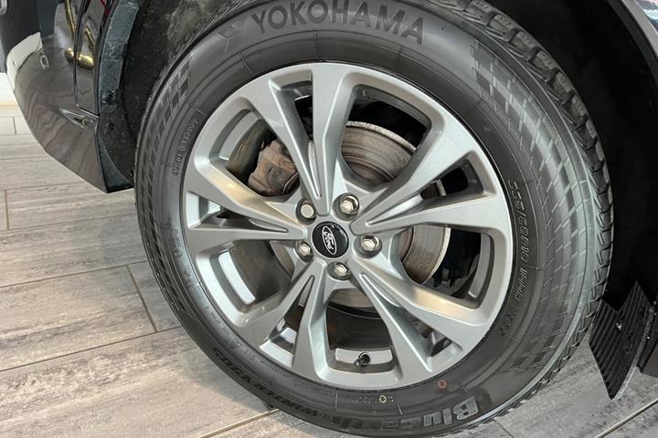 Sort Ford Kuga fra 2020