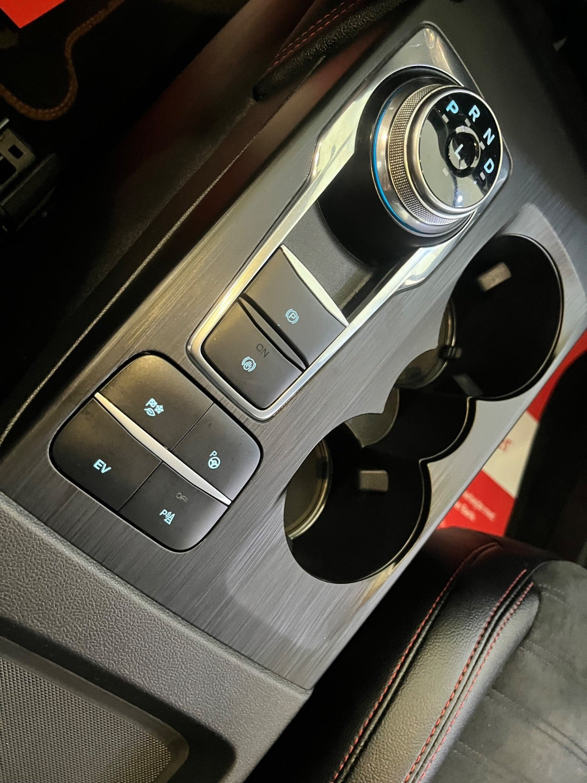 Sort Ford Kuga fra 2020