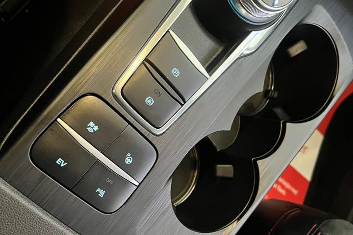 Sort Ford Kuga fra 2020