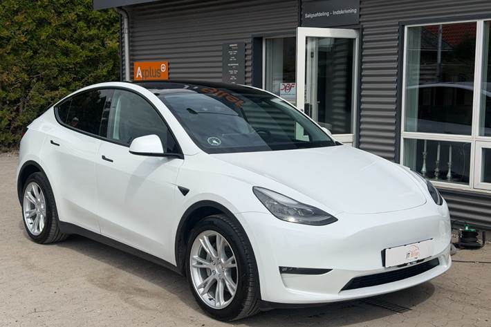 Hvid Tesla Model Y fra 2023