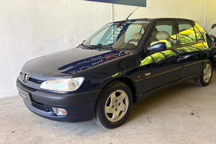 Blå Peugeot 306 fra 1998