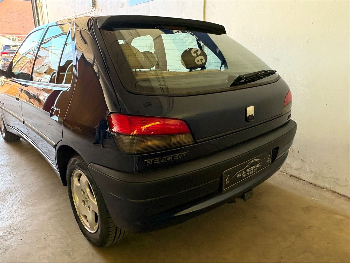 Blå Peugeot 306 fra 1998