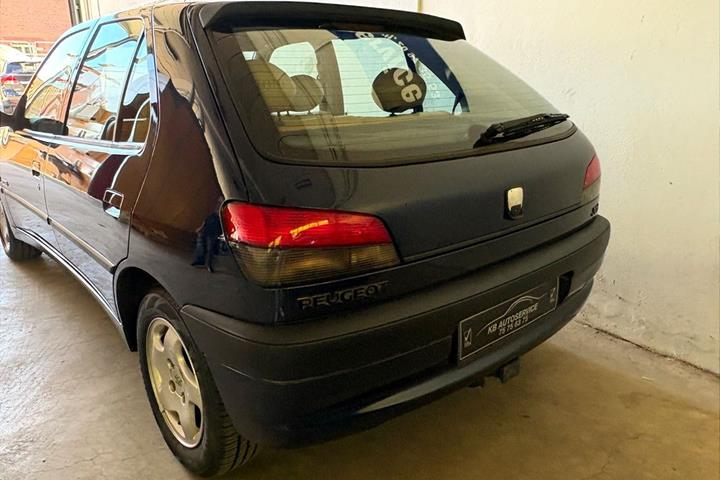 Blå Peugeot 306 fra 1998