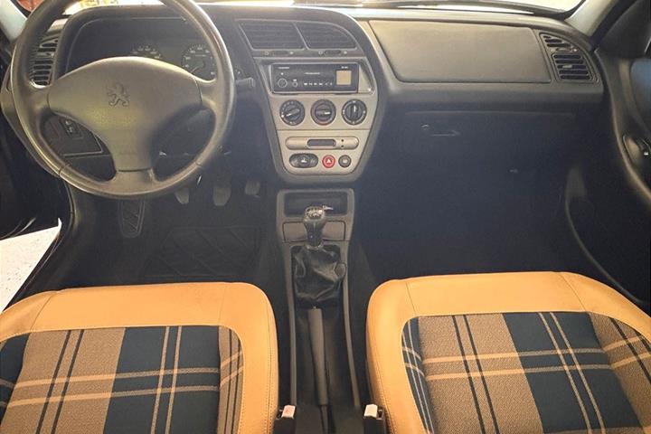 Blå Peugeot 306 fra 1998