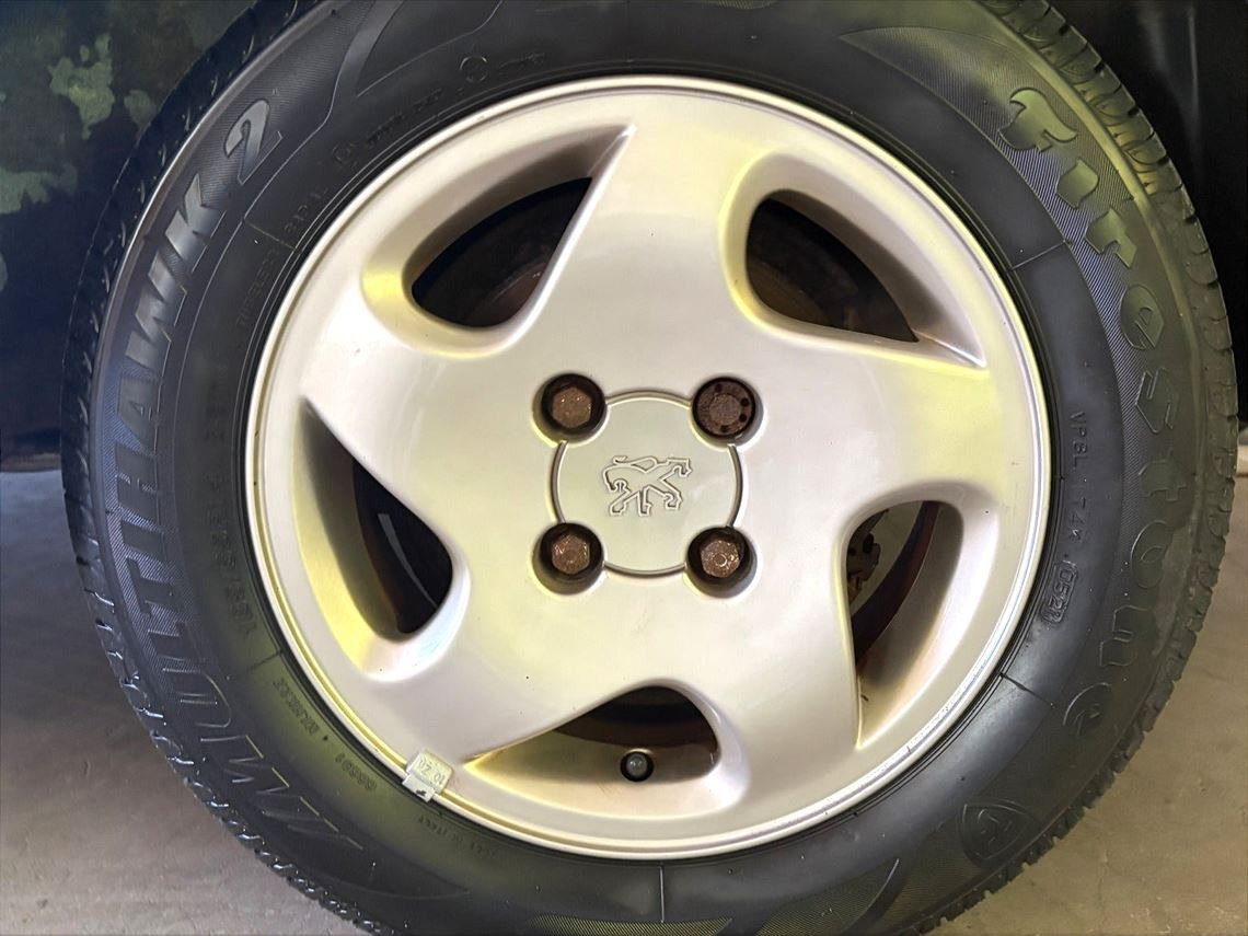 Blå Peugeot 306 fra 1998