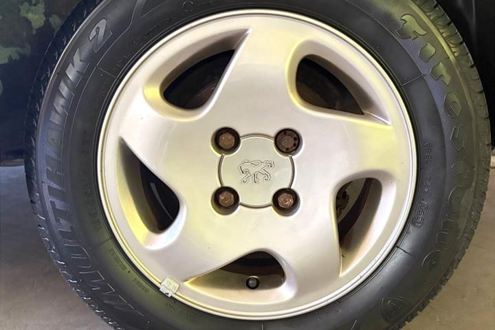 Blå Peugeot 306 fra 1998