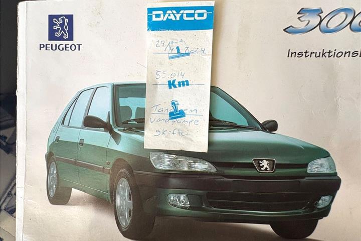 Blå Peugeot 306 fra 1998
