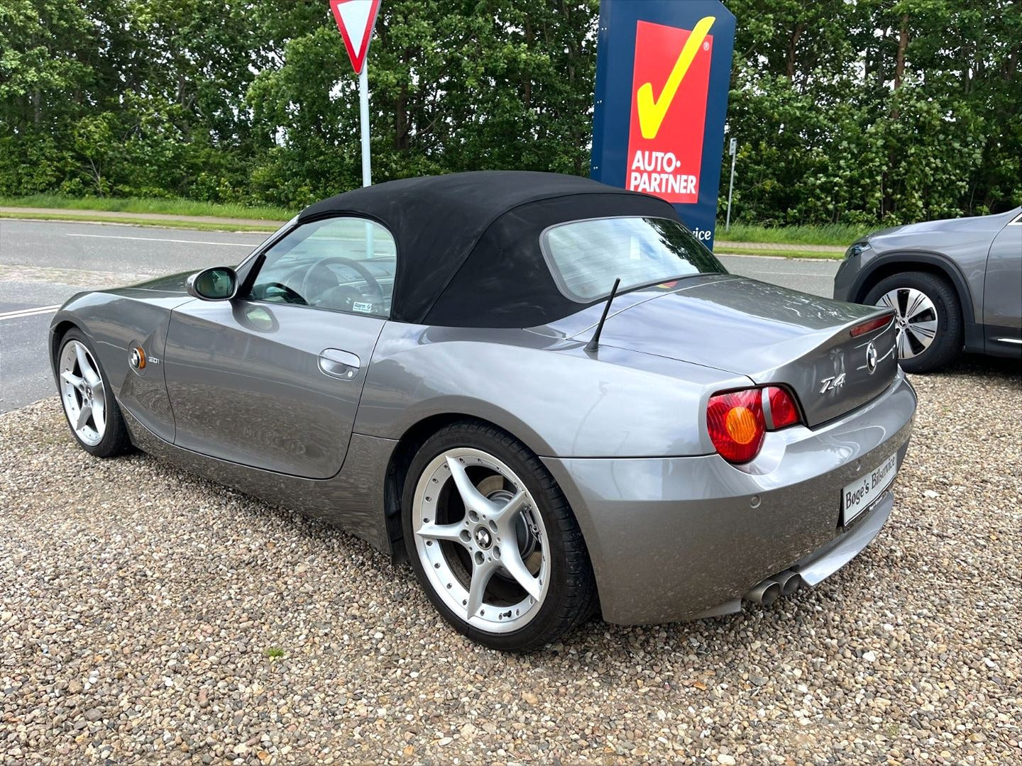 Grå BMW Z4 fra 2003