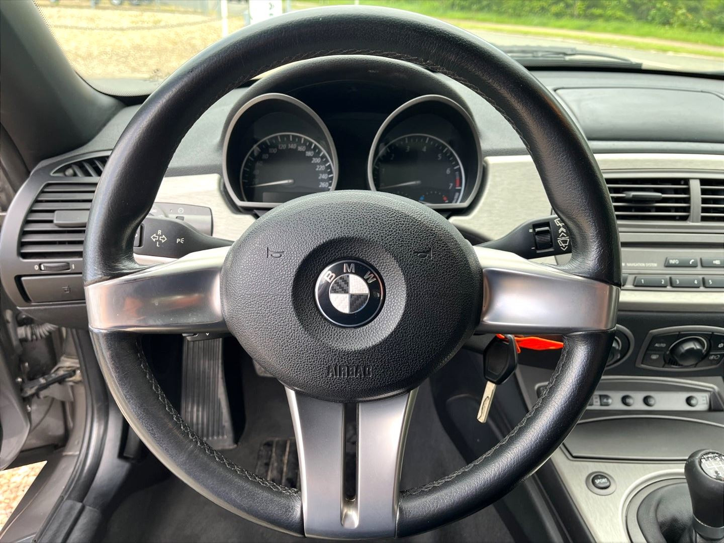 Grå BMW Z4 fra 2003