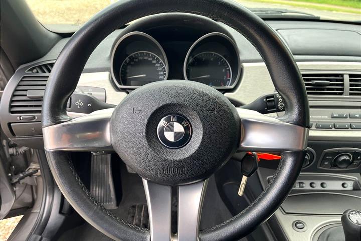 Grå BMW Z4 fra 2003