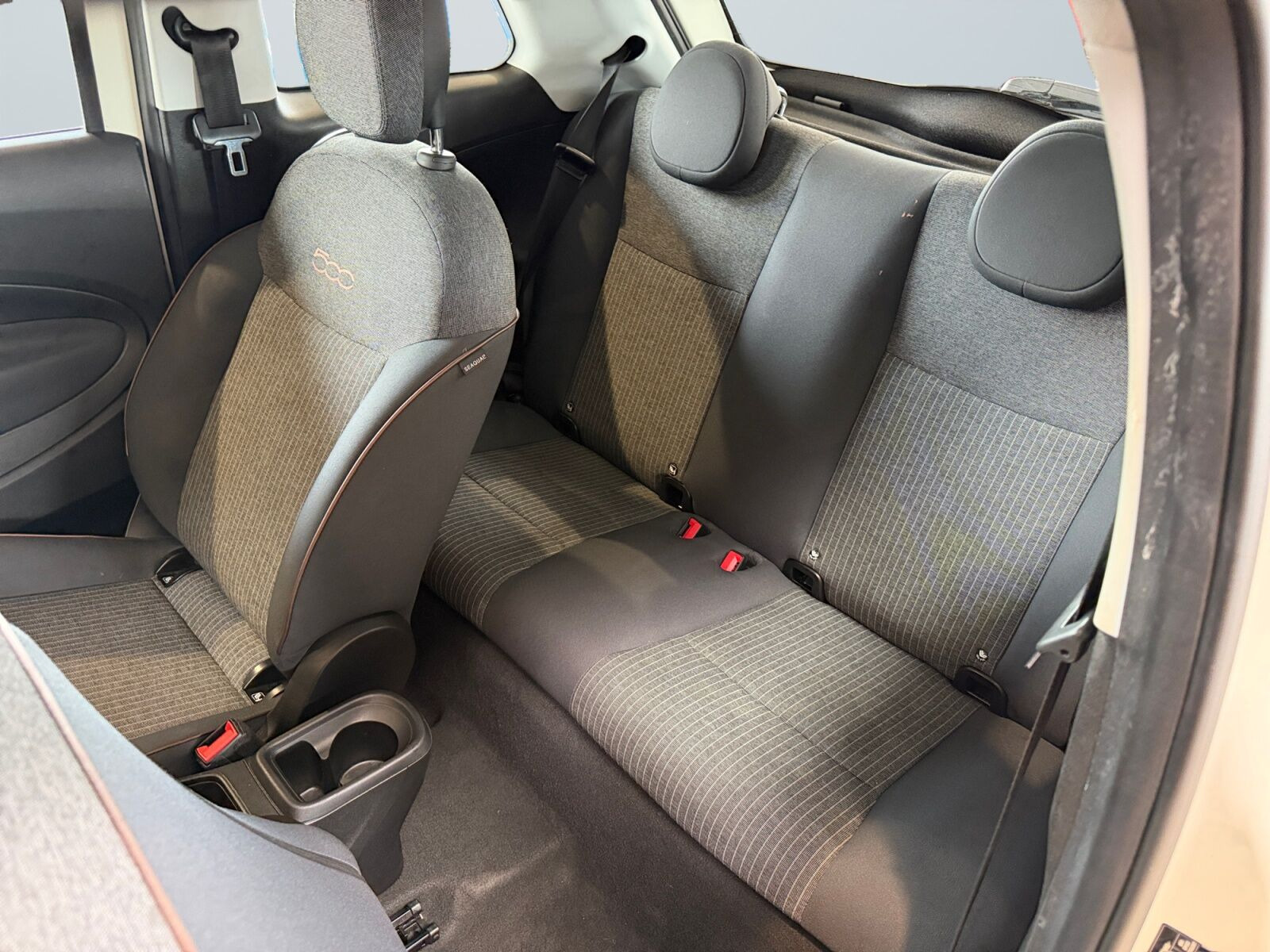 Grå Fiat 500e fra 2022