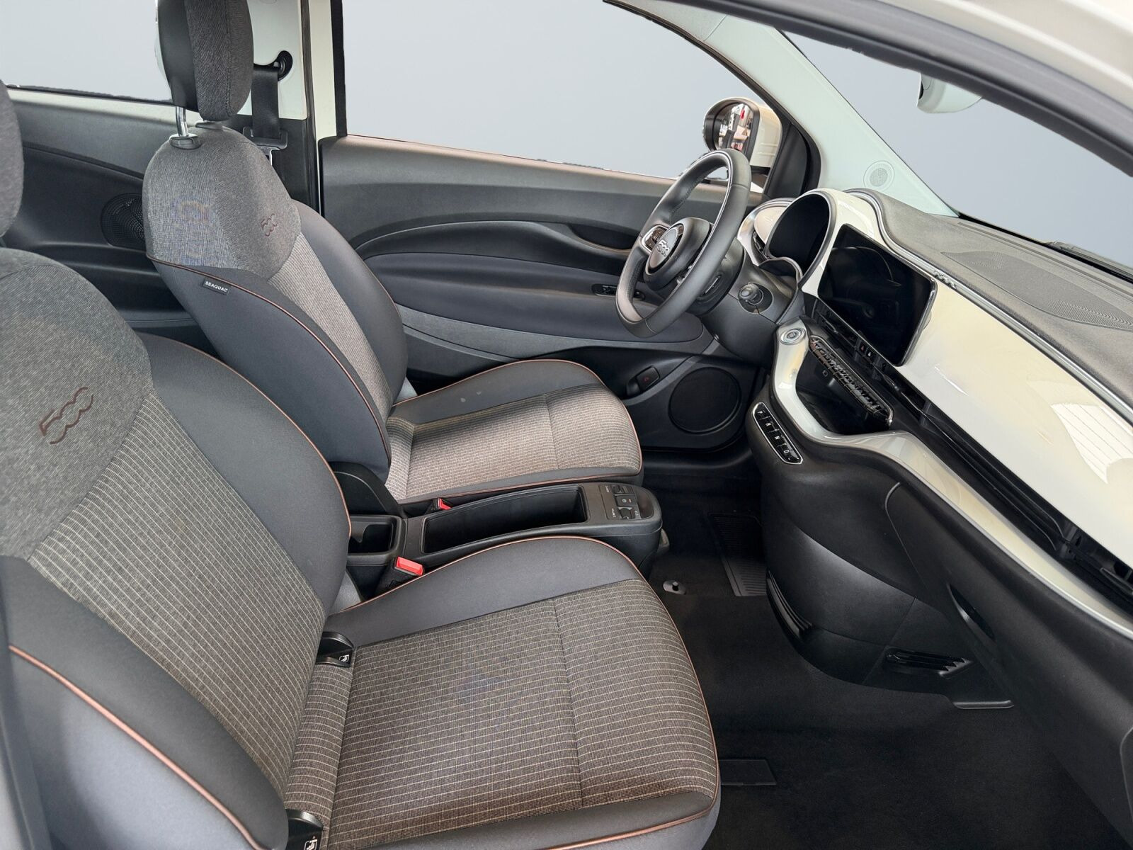 Grå Fiat 500e fra 2022
