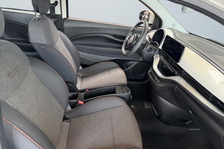 Grå Fiat 500e fra 2022