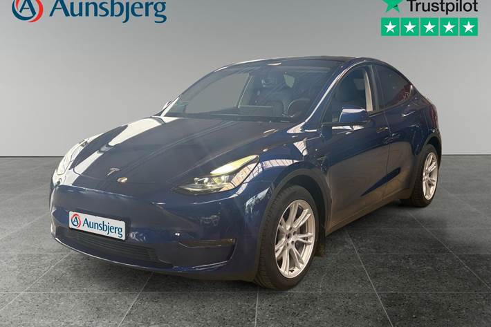 Blå Tesla Model Y fra 2023