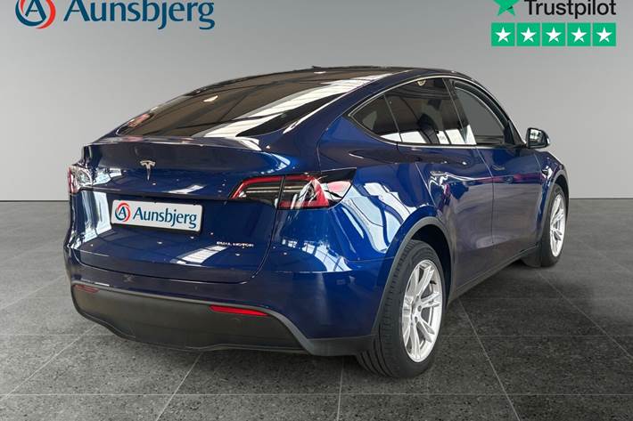 Blå Tesla Model Y fra 2023