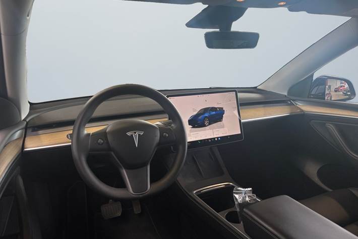 Blå Tesla Model Y fra 2023