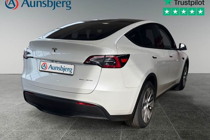 Hvid Tesla Model Y fra 2023