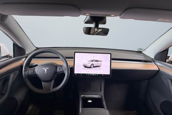 Hvid Tesla Model Y fra 2023
