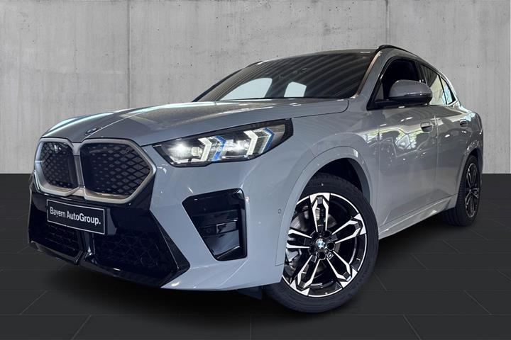 Grå BMW iX2 fra 2026 set udefra