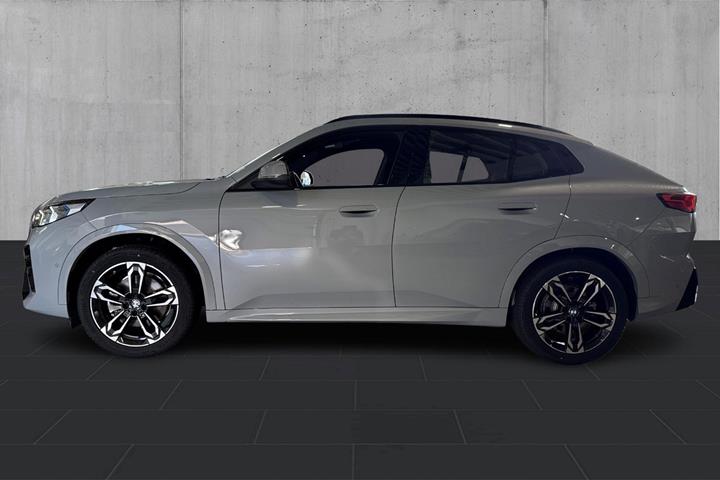 Grå BMW iX2 fra 2026
