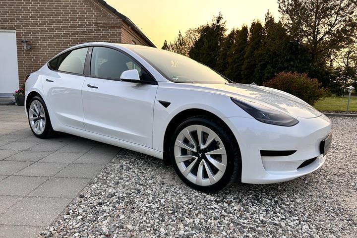 Hvid Tesla Model 3 fra 2022 set udefra