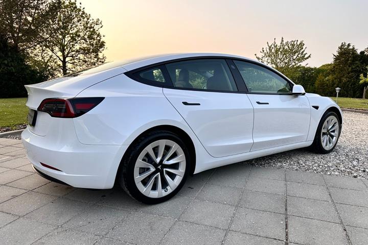 Hvid Tesla Model 3 fra 2022