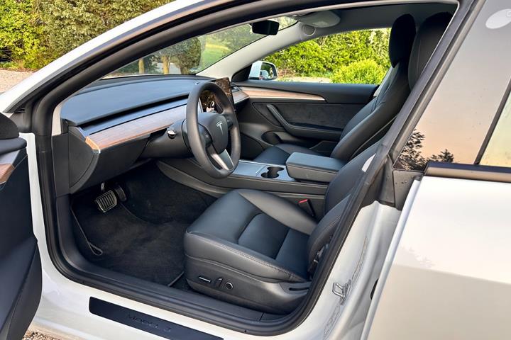 Hvid Tesla Model 3 fra 2022