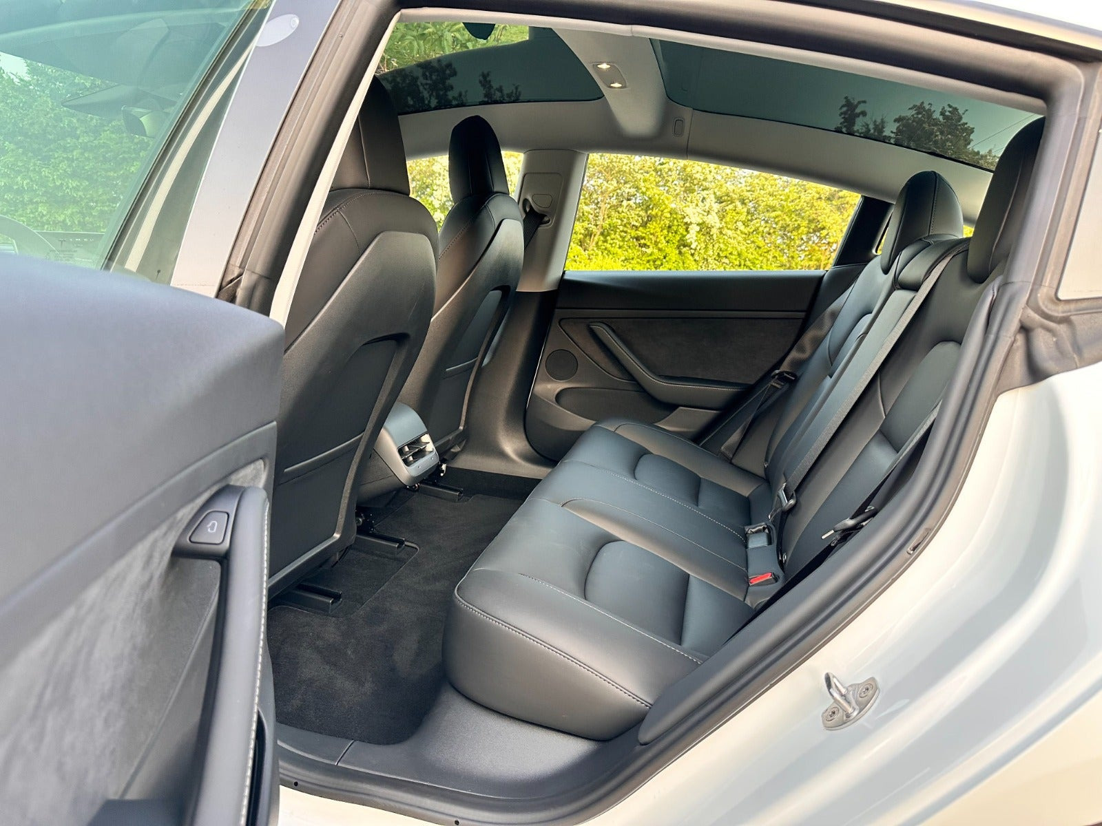 Hvid Tesla Model 3 fra 2022
