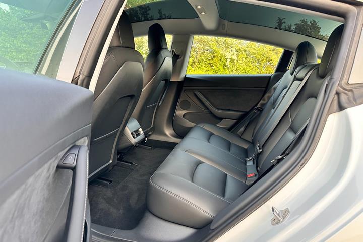 Hvid Tesla Model 3 fra 2022