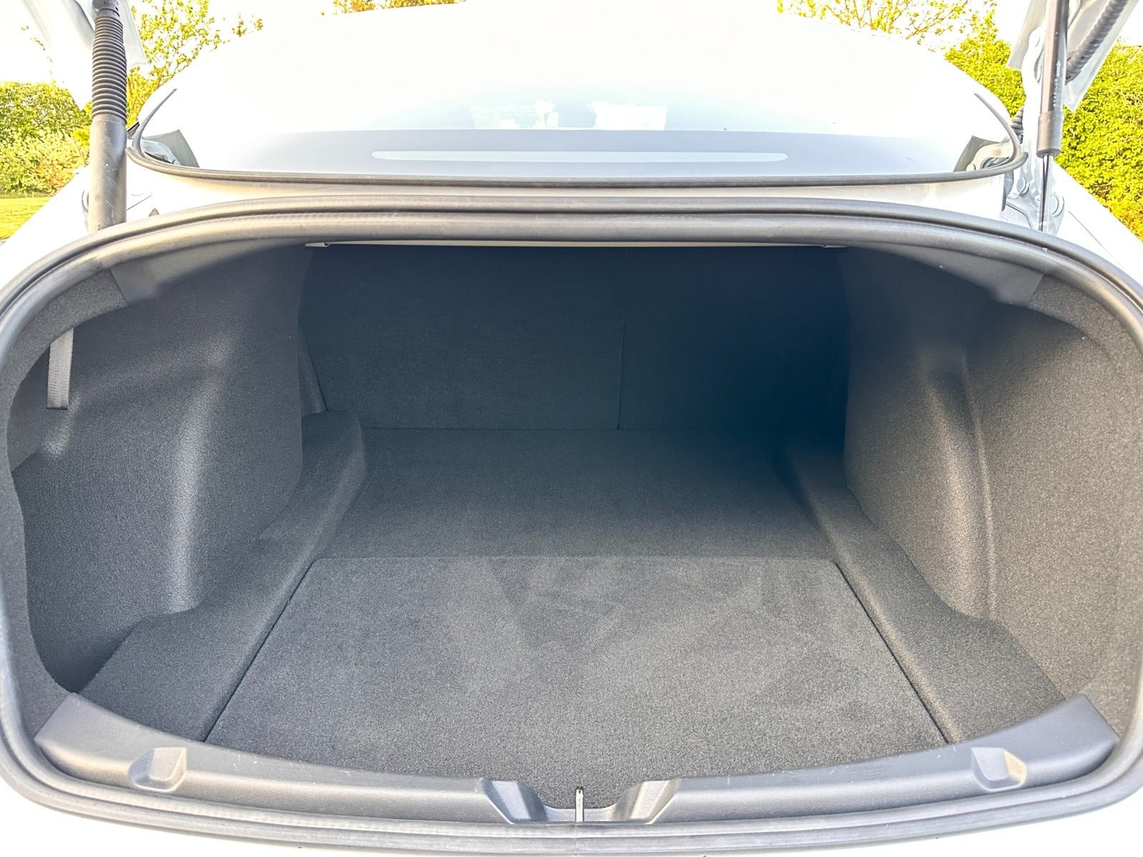 Hvid Tesla Model 3 fra 2022