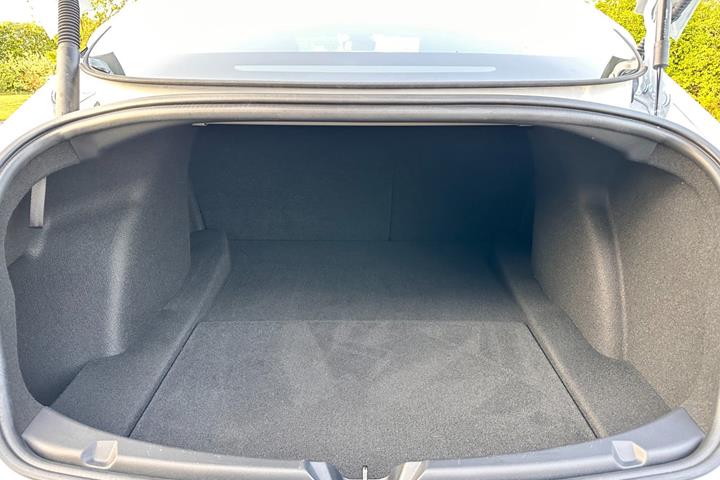 Hvid Tesla Model 3 fra 2022