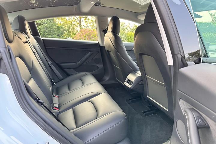Hvid Tesla Model 3 fra 2022